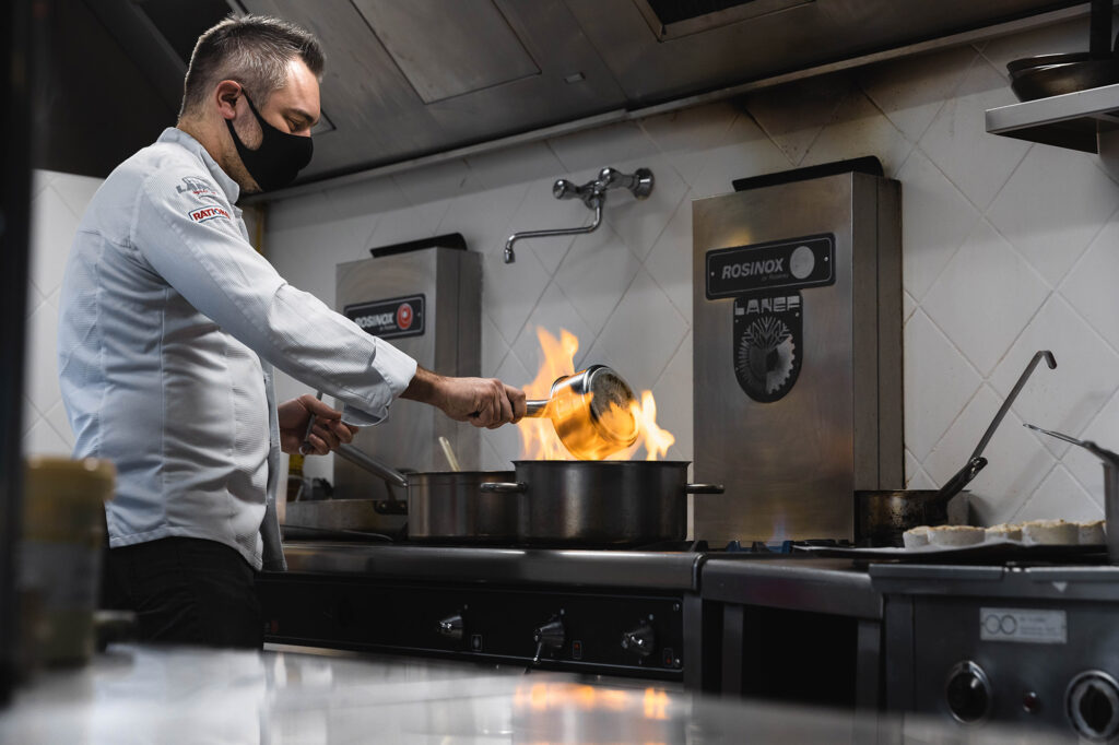 Cédric Auger en pleine action dans sa cuisine