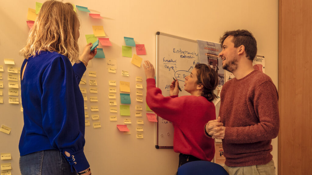 Morgane le Goff et ses équipe en pleine réunion de créativité dans les locaux de l'Intercom Bernay Terres de Normandie